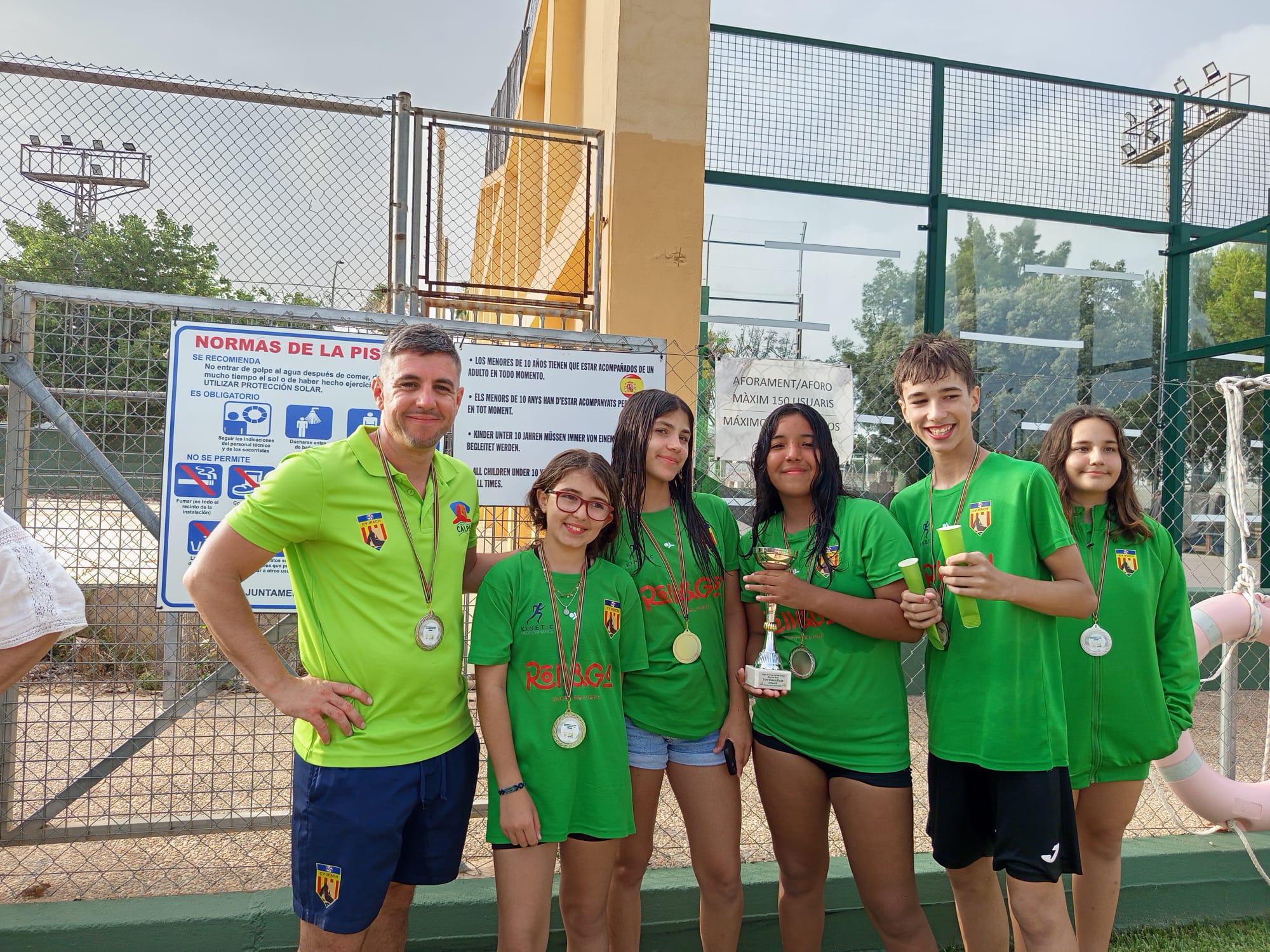 Entrenador y equipo infantil del Club Voleibol Ifach celebrando el subcampeonato de la Marina Alta de voleibol