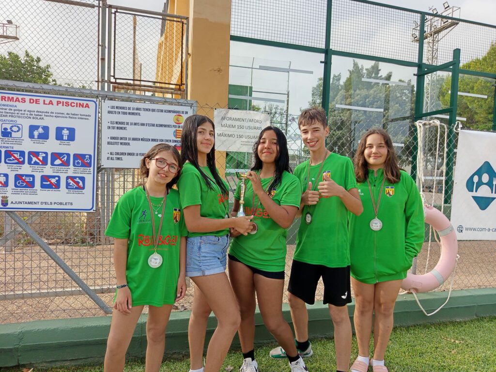 Equipo infantil del Club Voleibol Ifach celebrando el subcampeonato de la Marina Alta de voleibol