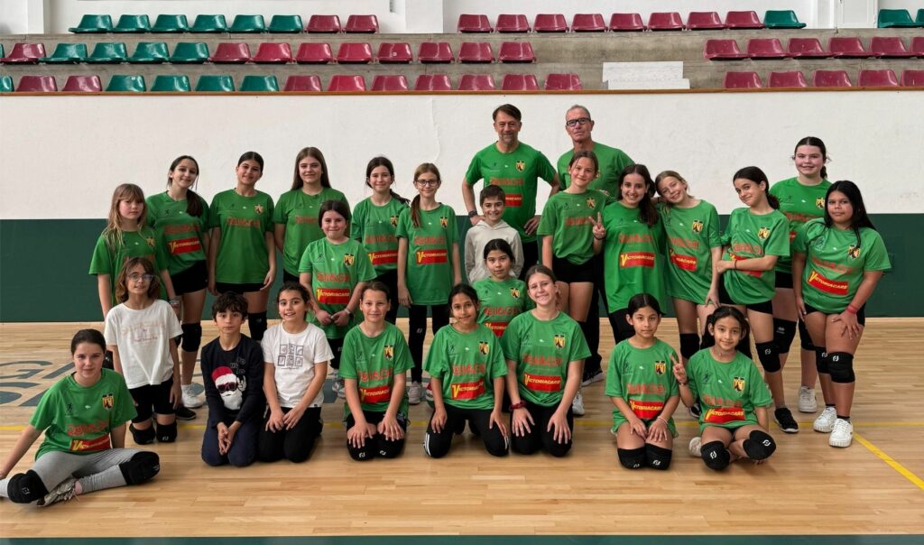George Giatsis con jugadoras del Club Voleibol Ifach durante su visita en Calpe