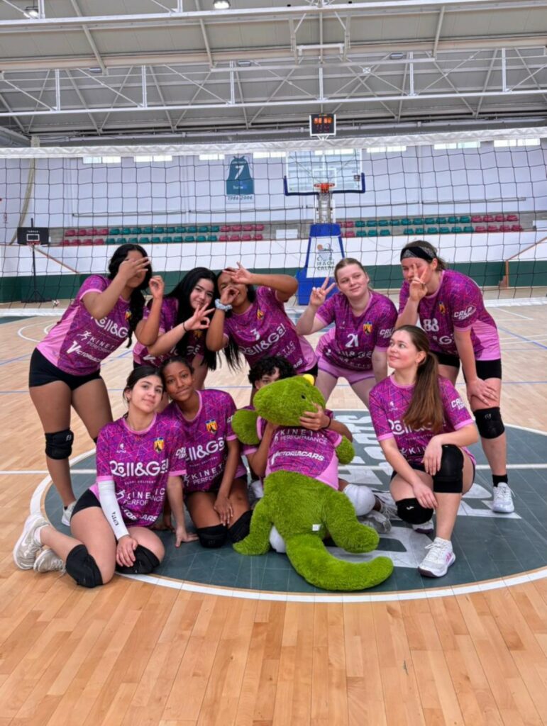 Jugadoras del equipo cadete del Club Voleibol Ifach celebrando en la pista con balón