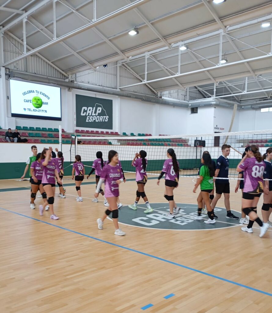Jugadoras del Club Voleibol Ifach saludan tras un partido de la jornada aplazada disputada en Calpe