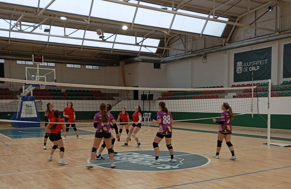 Jugadoras del Club Voleibol Ifach durante un punto en la jornada aplazada de voleibol en Calpe