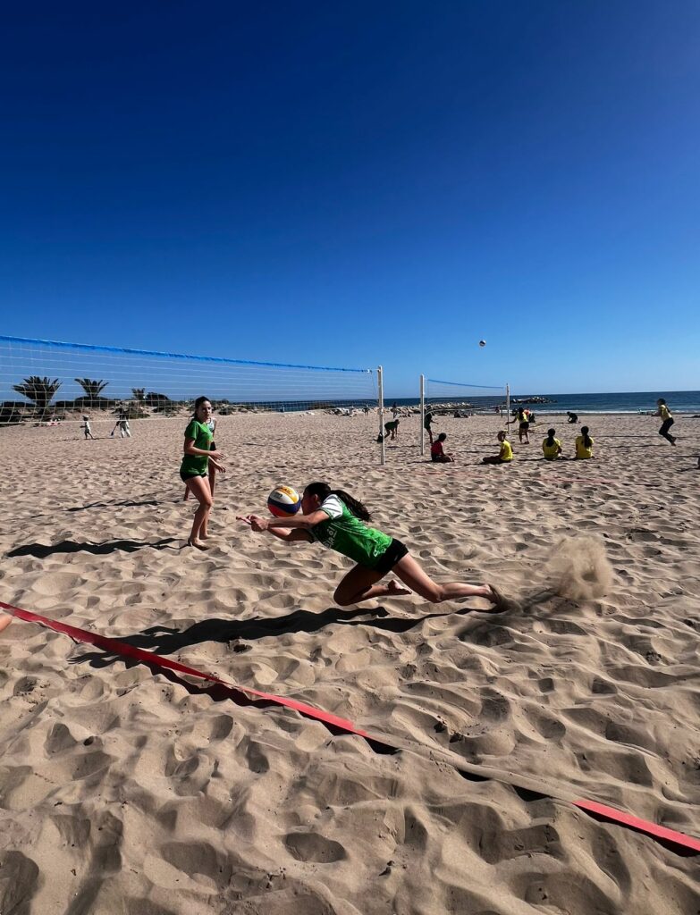Jugadora del Club Voleibol Ifach realizando una defensa en entrenamiento de tecnificación de vóley playa durante el campus con Las Rozas en la playa de Muchavista