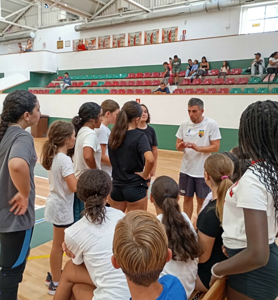 Entrenador del Club Voleibol Ifach dando instrucciones a jugadoras durante un partido amistoso de voleibol base en Calpe