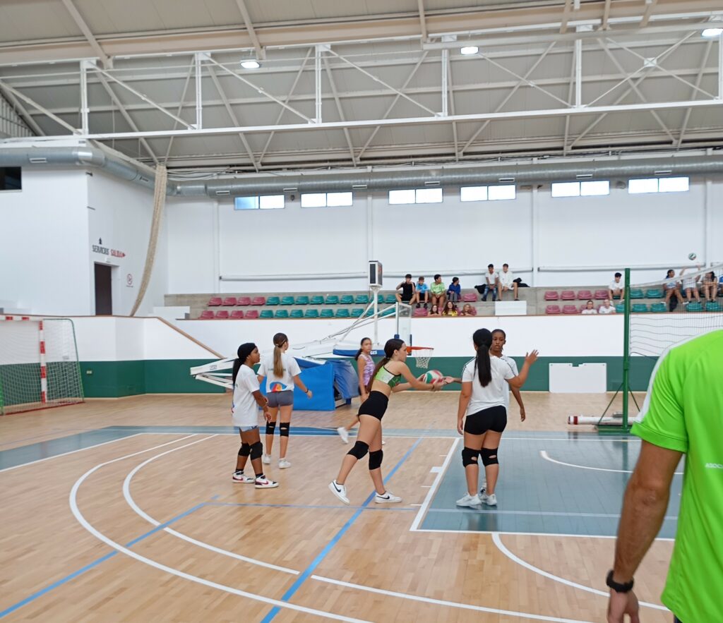 Jugadoras del CV Ifach disputando un punto durante un partido amistoso de voleibol base contra CV Benissa en Calpe