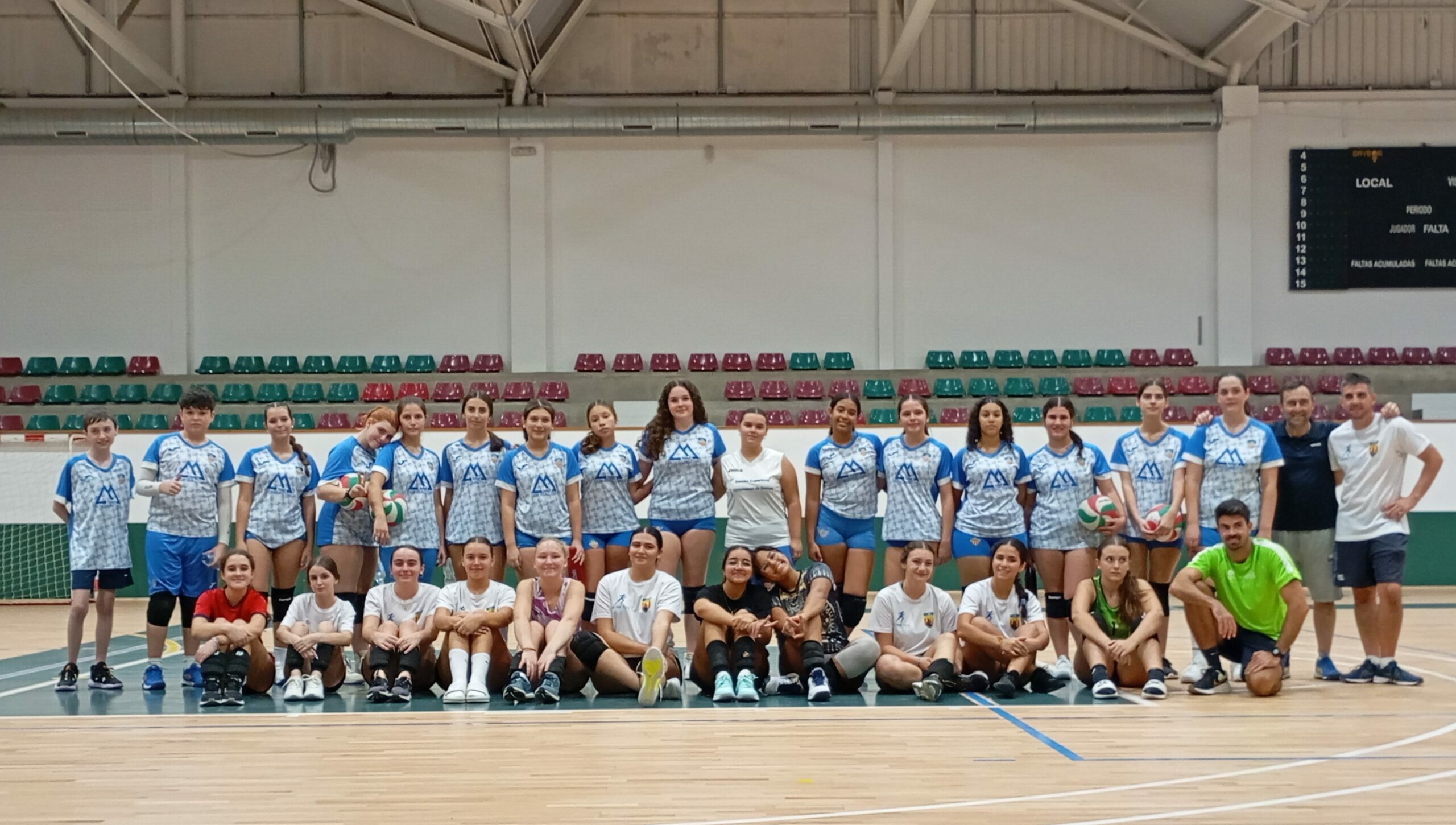 Jugadoras del CV Ifach y CV Benissa posando juntas tras la jornada de partidos amistosos de voleibol base en el pabellón Domingo Crespo de Calpe