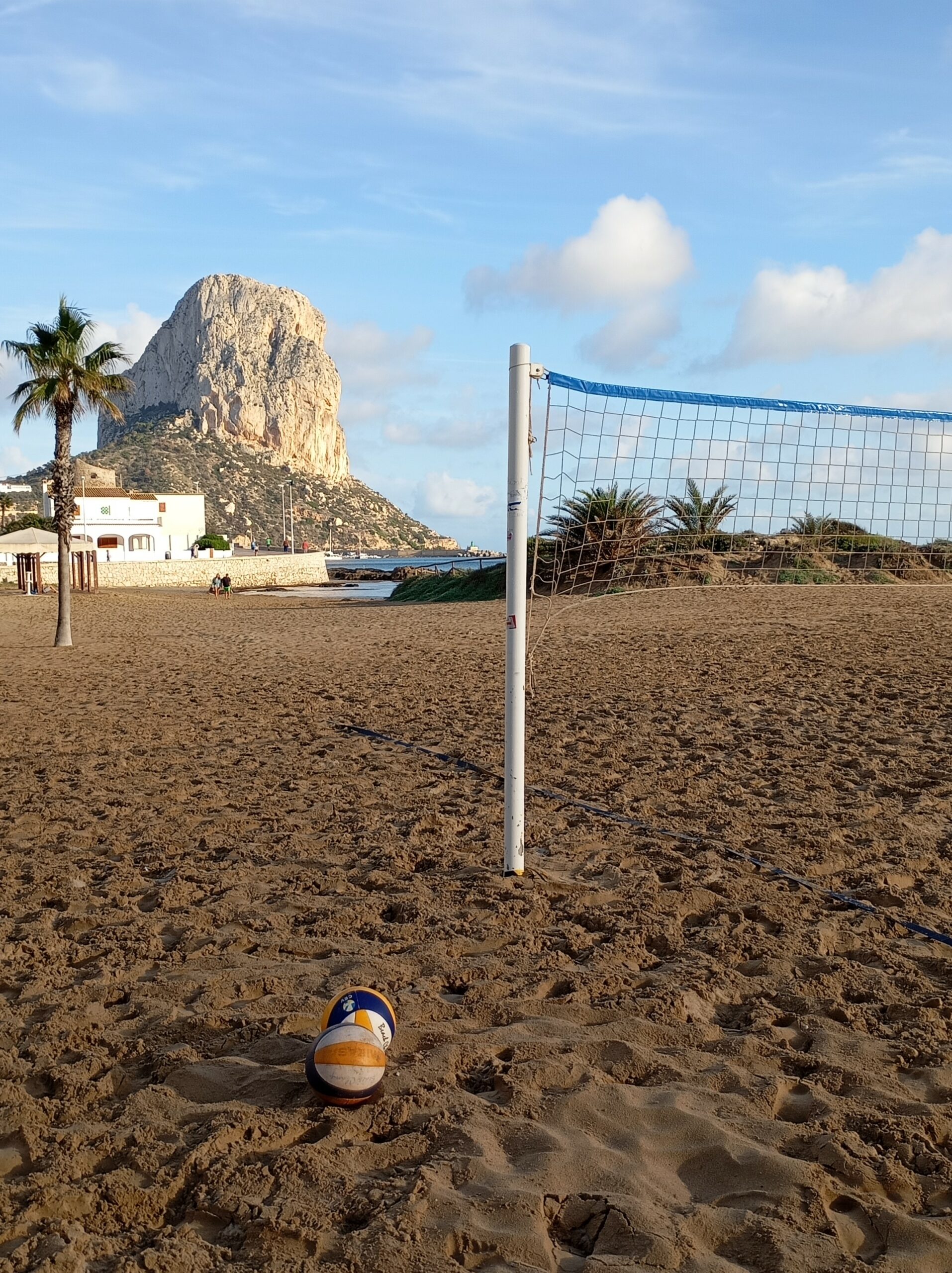 red de vóley playa en la arena de Calpe con balón y el Peñón de Ifach al fondo