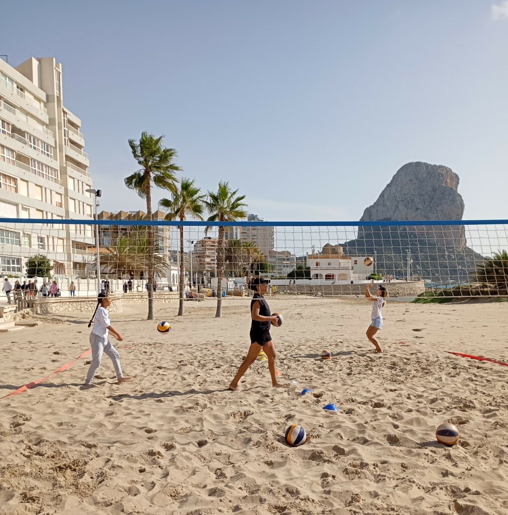 grupo de adultos y niños entrenando vóley playa en la playa Arenal Bol de Calpe