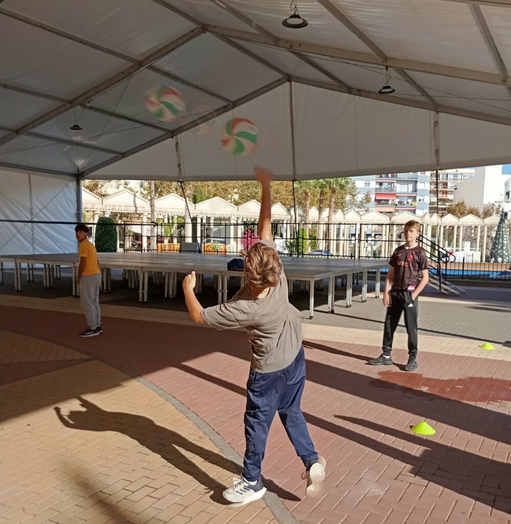 Actividad de voleibol organizada por el Club Voleibol Ifach con alumnos durante la promoción en institutos de Calpe