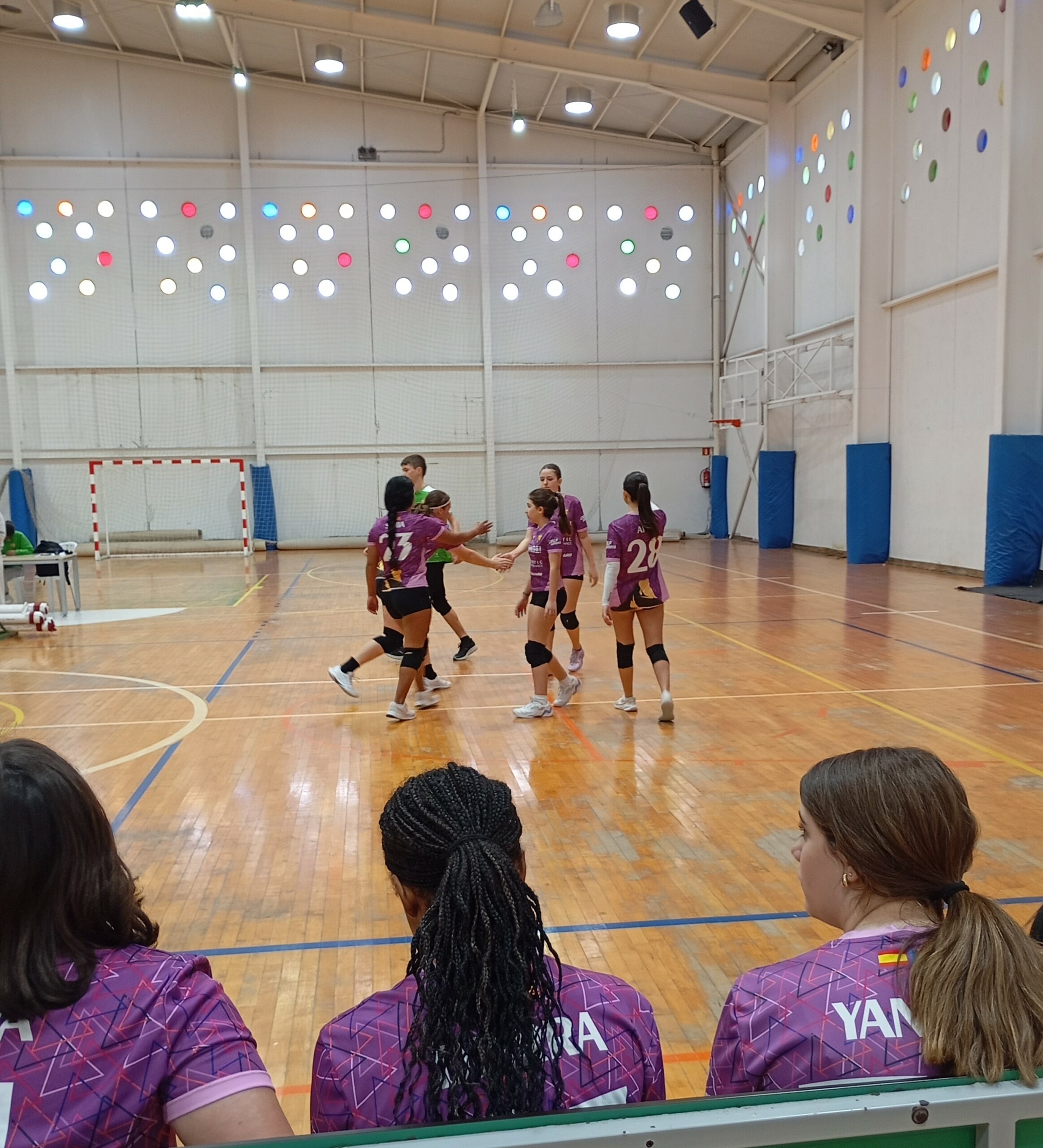 Jugadoras del Club Voleibol Ifach en el banquillo durante un partido contra Xàbia en el pabellón de Calpe