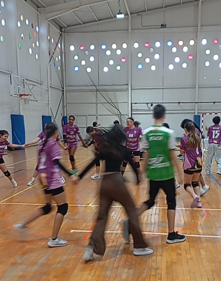 Jugadoras del Club Voleibol Ifach celebran la victoria del partido contra Xàbia en la Liga Comarcal