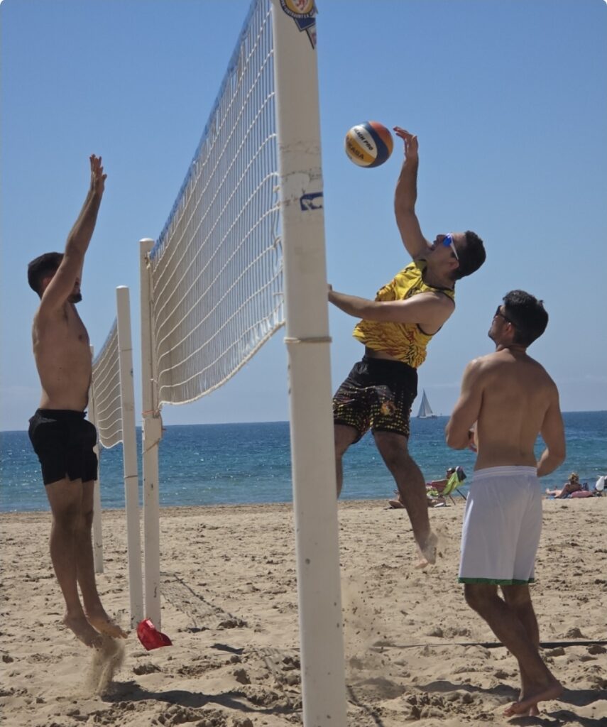 Nathan Bernard participa en un entrenamiento de vóley playa durante su visita al Club Voleibol Ifach en Calpe