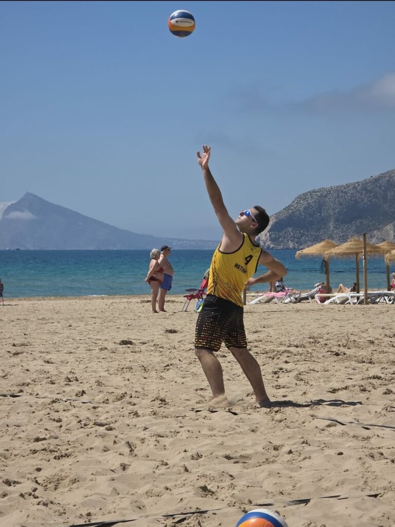 Nathan Bernard realiza un saque en un entrenamiento de vóley playa durante su estancia con el Club Voleibol Ifach