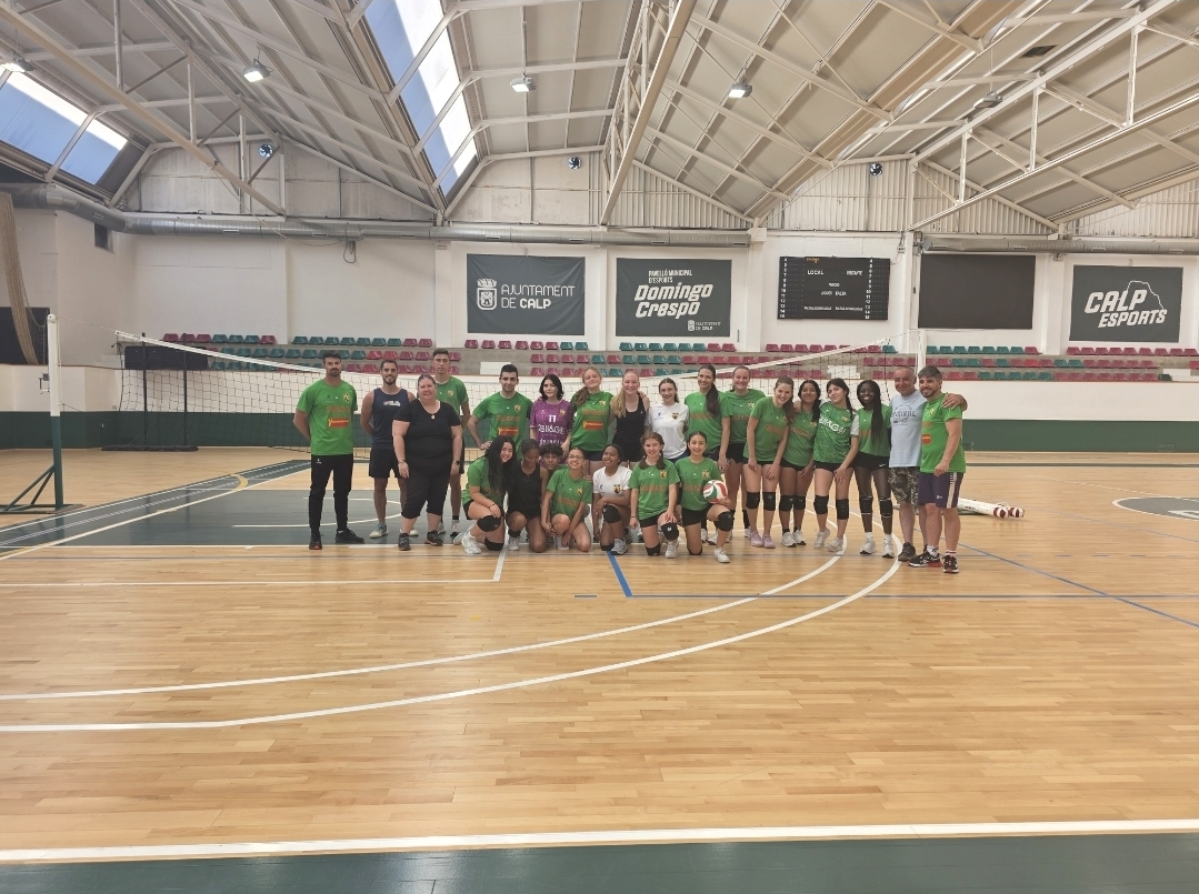 Foto de grupo en el pabellón con Nathan Bernard, la familia Bernard y jugadores del Club Voleibol Ifach durante su visita