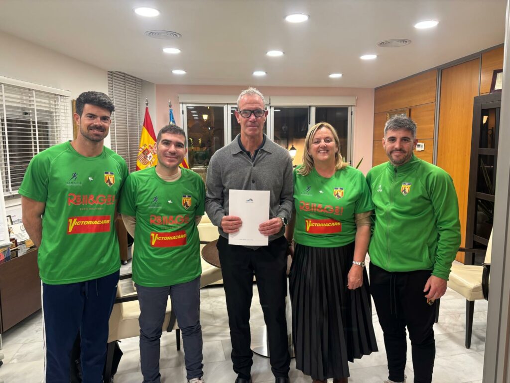 El Club Voleibol Ifach junto a la alcaldesa Ana Sala y el concejal Ximo Perles durante la firma del convenio con Aguas de Calpe