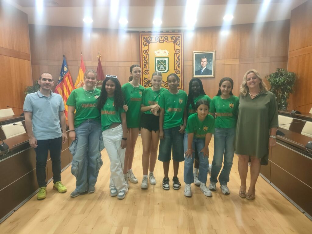Recepción en el Ayuntamiento de Calpe a las jugadoras del Club Voleibol Ifach tras los Mini Jocs de la Marina Alta