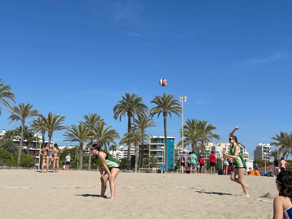 Jugadora del Club Voleibol Ifach realizando un saque en un partido de vóley playa autonómico en la Comunidad Valenciana