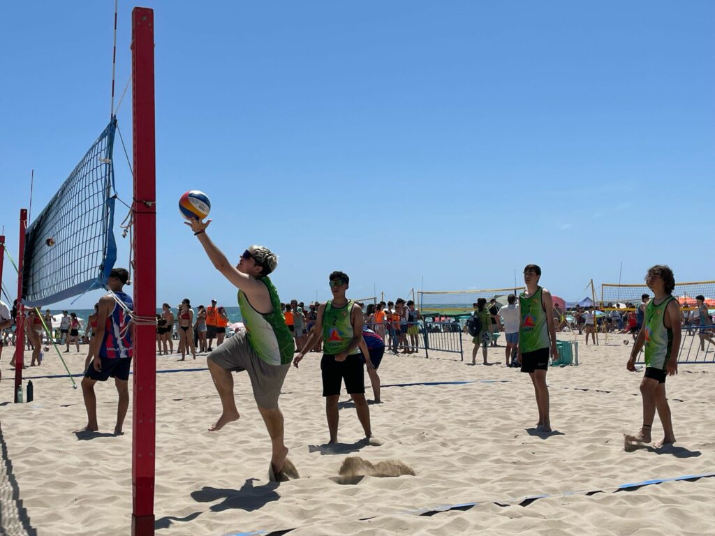 Jugadores del Club Voleibol Ifach disputando un punto en la red durante una competición de vóley playa autonómico
