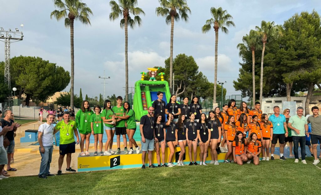 Equipos infantiles de voleibol en la entrega de medallas de la Marina Alta con el Club Voleibol Ifach subcampeón