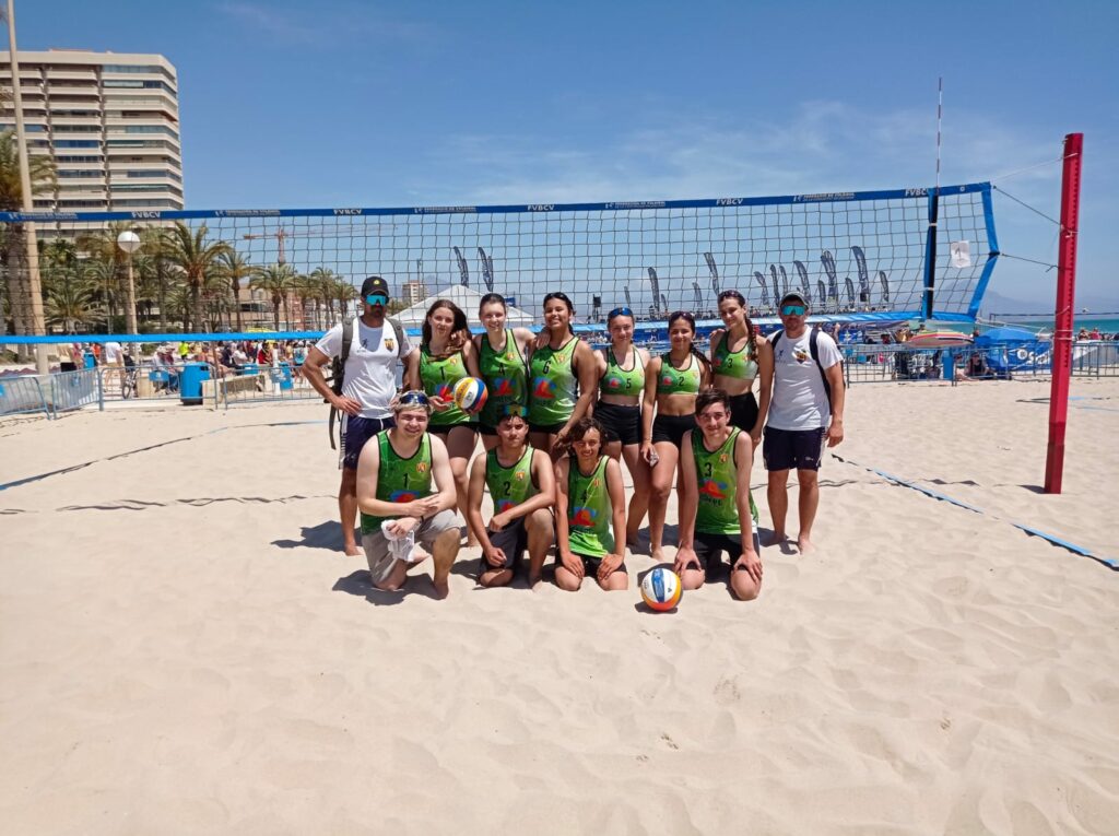 Jugadores y jugadoras del Club Voleibol Ifach en vóley playa autonómico en la playa durante una jornada de competición