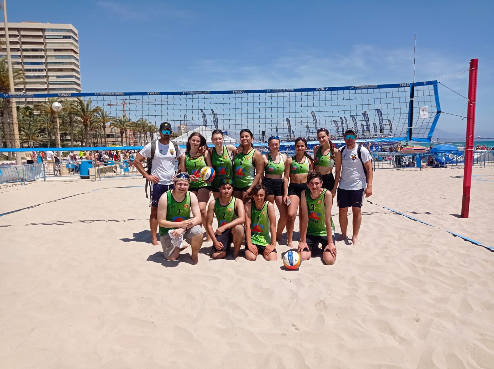 Jugadores y jugadoras del Club Voleibol Ifach en vóley playa autonómico en la playa durante una jornada de competición