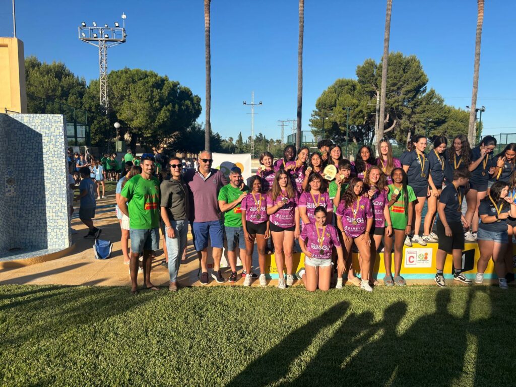 El equipo infantil del CV Ifach posa con sus medallas de subcampeón de la Marina Alta