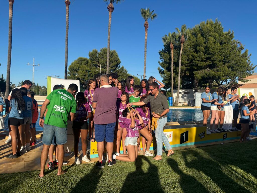 Entrega de medallas al equipo infantil del Club Voleibol Ifach en la clausura de la temporada