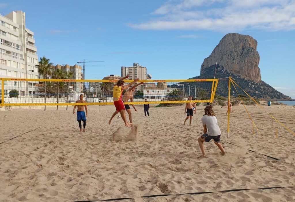Jugadores de vóley playa entrenando en la red en la playa de la Montanyeta de Calpe