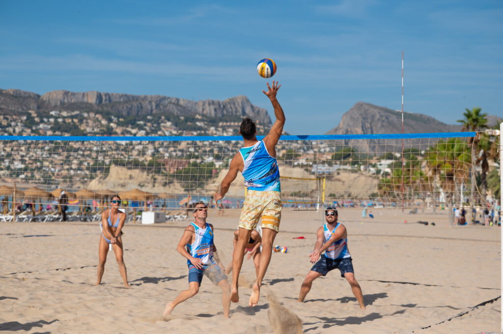 Acción del Torneo de Vóley Playa Villa de Calp Jugador realiza un mate en un partido del I Torneo Internacional de Vóley Playa Villa de Calp